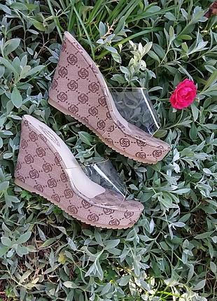 Босоножки на танкетці прозорий верх