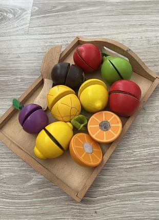 Деревʼяні фрукти та овочі