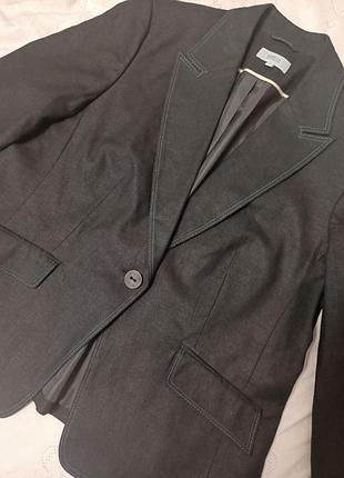 Чорний класичній блейзер з суміші льону та віскози