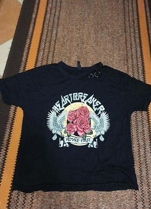 Черная футболка с розой