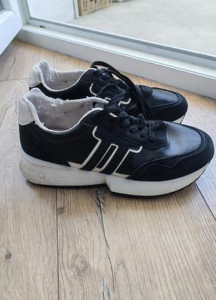 Жіночі кросівки