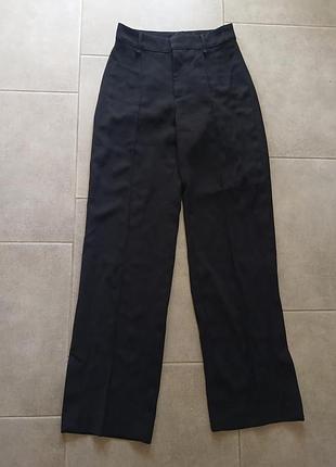 Базовые черные брюки с разрезами