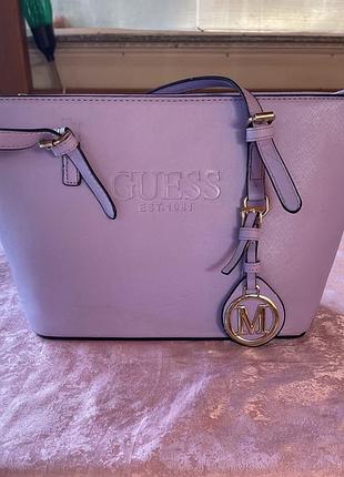 Сумка женская бренда guess, на одно отделение, сиреневого цвета, размер 37 на 23, ширина дна 18