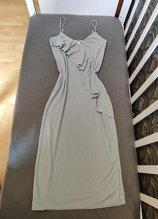 Жіноча сукня з розрізом на нозі