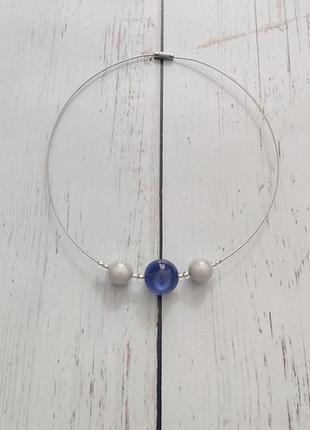 Кольє кругле на шию з намистинами, кольє дріт з синьою бусиною, дротяне кольє, що переливається