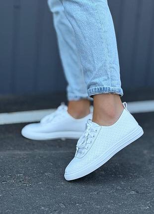 Женские кроссовки