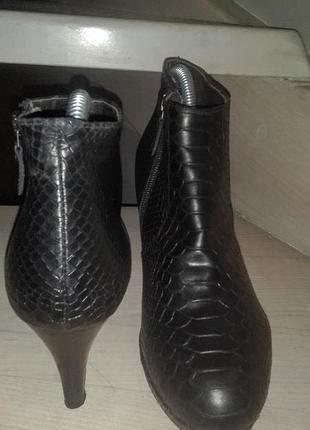 Billibi(дания)-элегантные кожаные черные ботльоны р.39 (25 см)