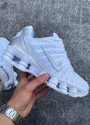 Nike shox tl white — стильные мужские кроссовки.