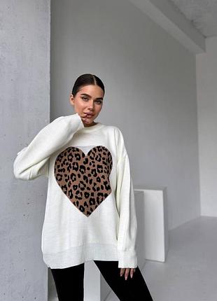 Жіночий светр з леопардовим принтом