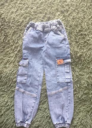 Джинсовые джоггеры для мальчика с накладными карманами