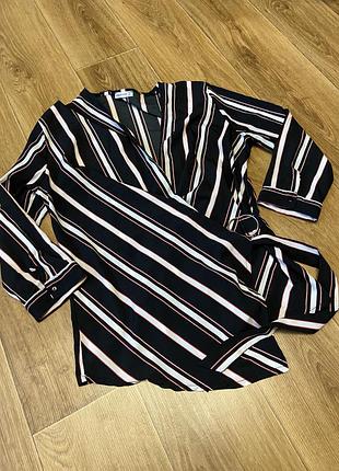 Жіноча блузка на запах з вирізом