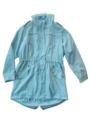 Куртка чудового блакитного кольору, з глибоким каптуром