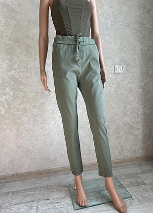 Штани нові кольору хакі, з натуралтної тканини не парять комфортні bows made in italy, розмір l