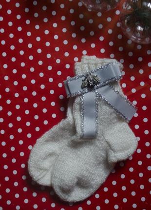 Теплі в'язані шкарпетки ручної роботи з брошкою
