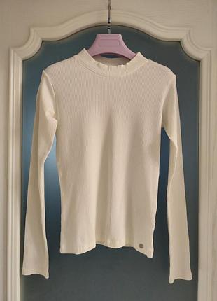 Базовая белая водолазка в рубчик