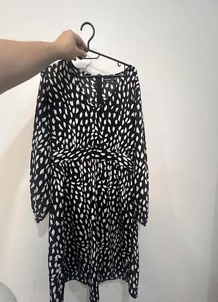 Плаття чорне, з цікавим принтом)