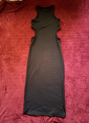 Довге плаття в рубчик з вирізами на талії по боках