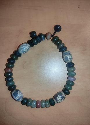 Плетеный браслет с нефритом и ониксом. гравировка с драконом