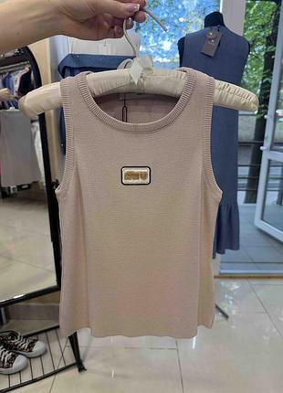 Бежевая трикотажная женская майка с принтом на груди
