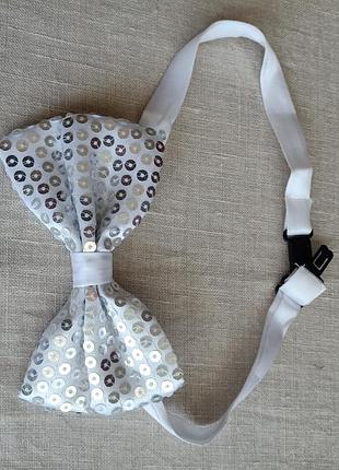 Галстук метелик для чоловіка або хлопця білий з блискітками. краватка метелик святкова на карнавал. бабочка срібляста з пайєтками