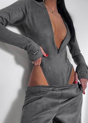 🔥стильний костюм з боді на змійці та джогерами з високою талією • замш на дайвінгу • чорний, бежевий, графіт • розміри 42-44, 46-48 • мод 1027
