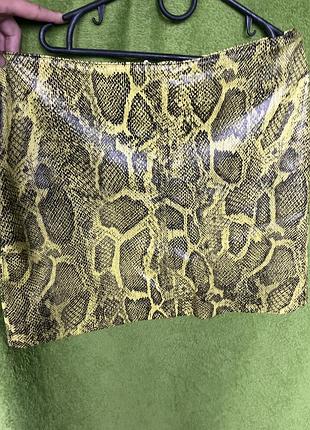 Приготована гірчична шкіряна спідниця