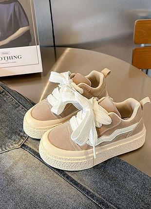 Стильные кроссовки