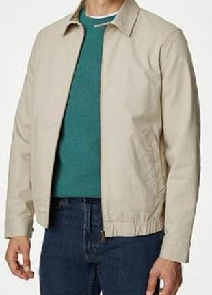 Куртка, ветровка.