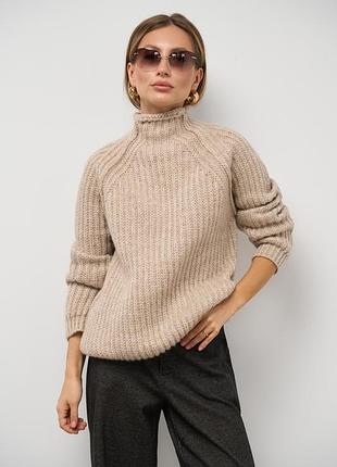 Бежевий светр з високою горловиною з преміальної вовняної пряжі