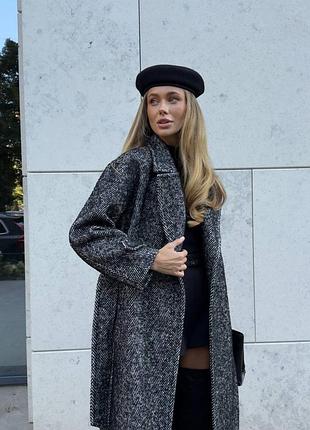 Довге пальто оверсайз прямого крою з широкими лацканами. стильне, мінімалістичне й універсальне для будь-якого образу.