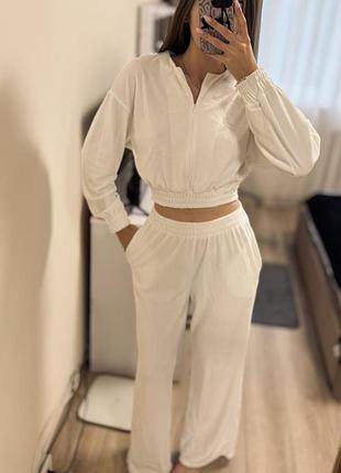 Білий костюм, дуже приємний до тіла, розмір 44-46, повністю новий, ні разу не вдягала, якщо щось цікавить пишіть