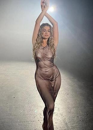 Сукня довга обтягуюча з принтом імітація мокрої тканини статуї античної бежева без рукавів