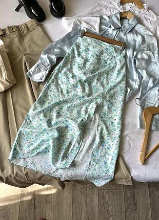 Бірюзово-блакитна спідниця міді з розрізом у квіти