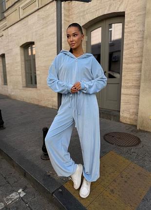 Жіночий велюровий костюм