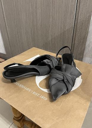 Zara босоніжки атласні