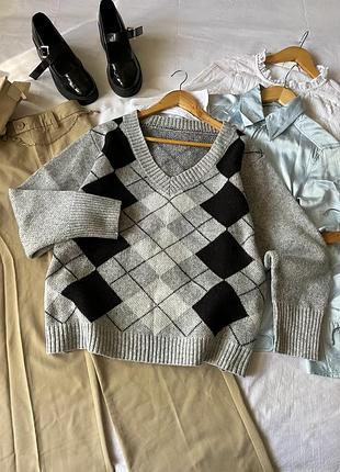 Сіро-чорний светр у ромби