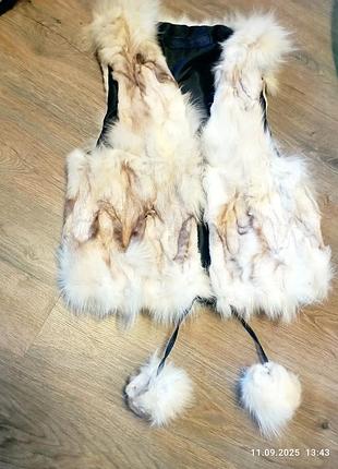 Жилетка из кролика безрукавка с бубоном для девочки меховая