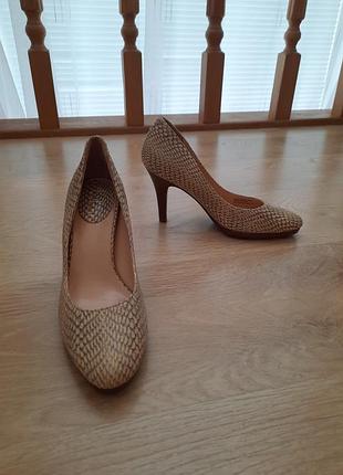 Кожаные туфли со змеиным принтом