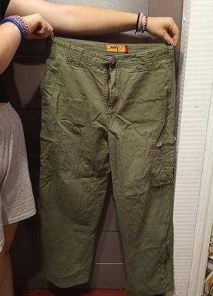 Джинси-карго 
кольору - хакі 
розмір-м
на ґудзикові і змійкі 
6 карманів