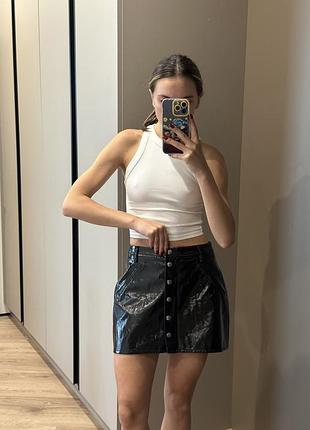 Лакированная мини юбка на пуговицах