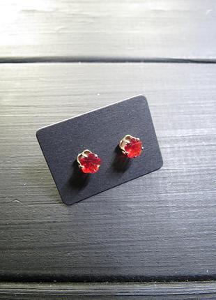 Сережки гвоздики з червоним каменем