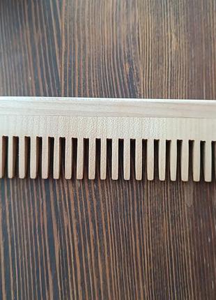 Расческа для волос из дерева.