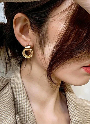 Элегантные серьги с золотистым плетением