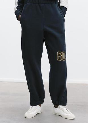 Спортивні штани zara з вишитим написом.
