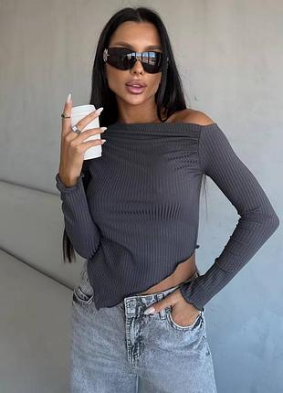 Стильный лонгслив с открытым плечом серого цвета 🩶