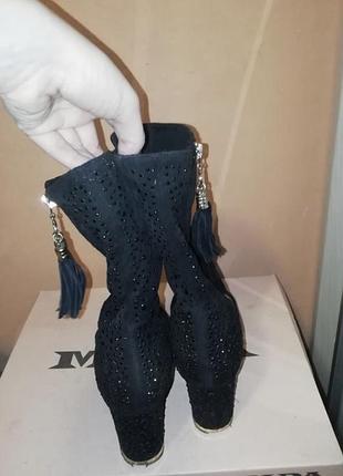 Продаю елегантні чобітки з еко-замшу, які прикрашені камінчиками та замочками, надаючи вашому образу шарму та стилізації.