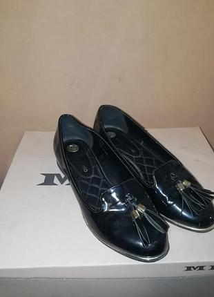 Лаковані туфлі