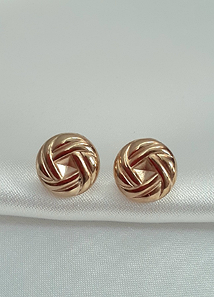 Класичні сережки із переплетеним дизайном та золотистим відтінком