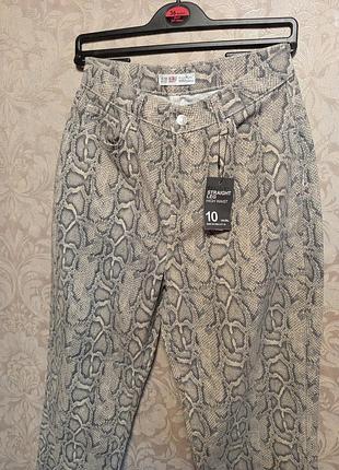 Джинсы в змеиный принт
