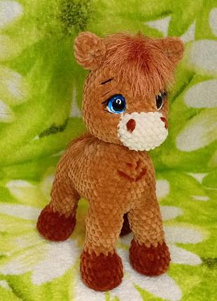 Лошадка из плюшевой пряжи связана крючком